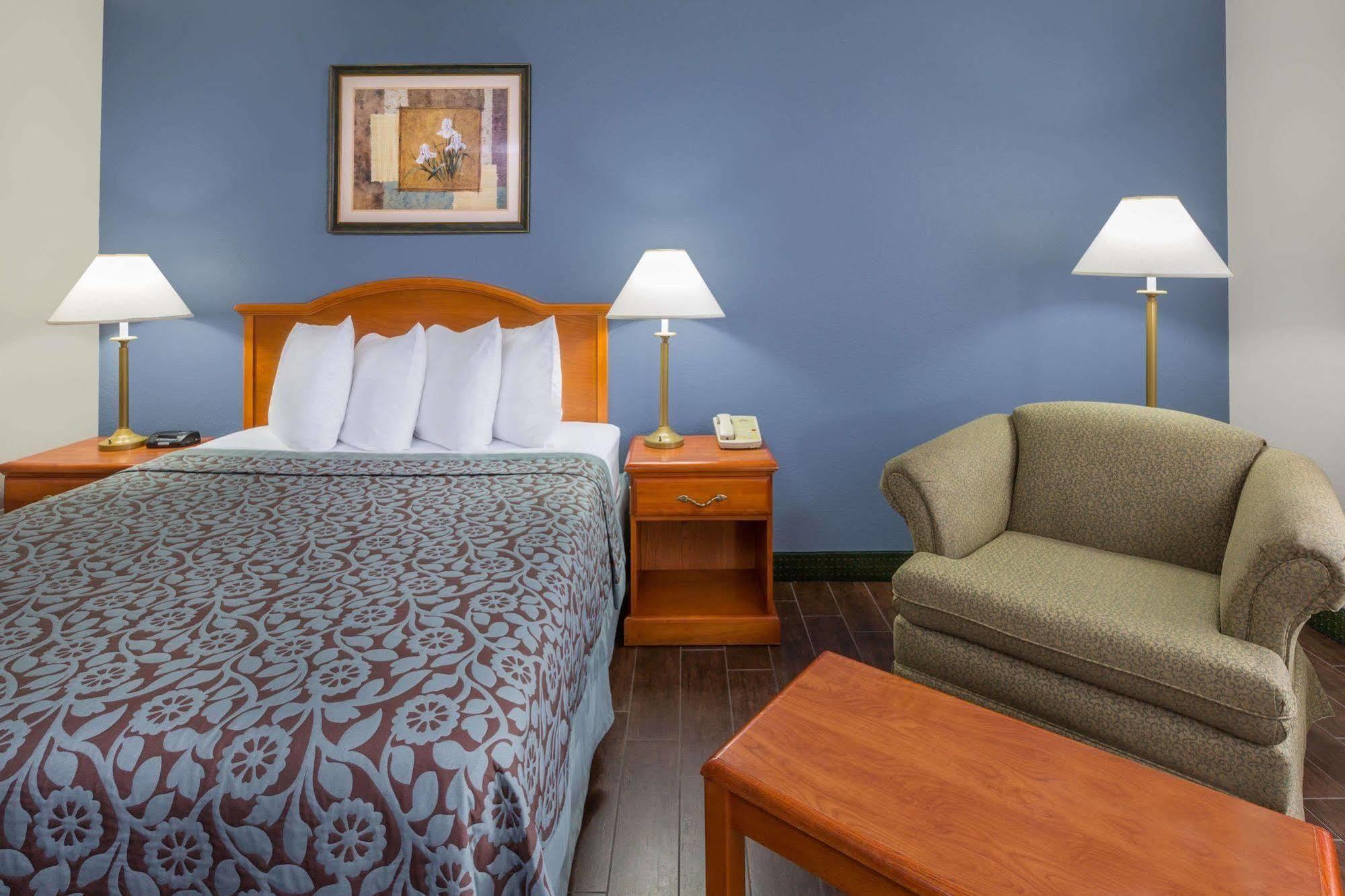 Days Inn By Wyndham Galliano La Kültér fotó